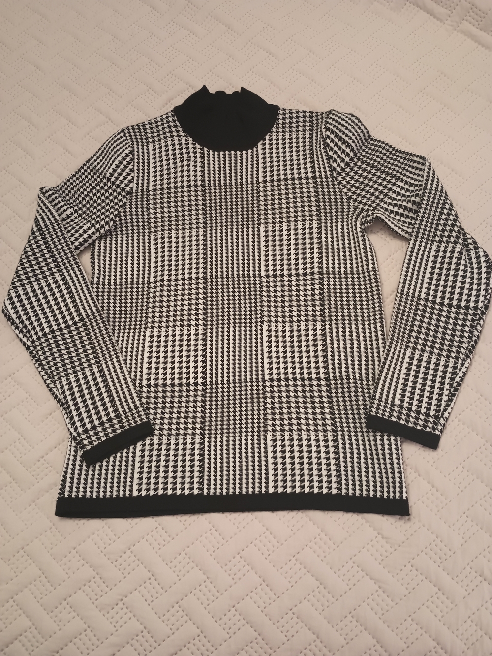 T Tahari Black & White Houndstooth Mock Neck Sweater S